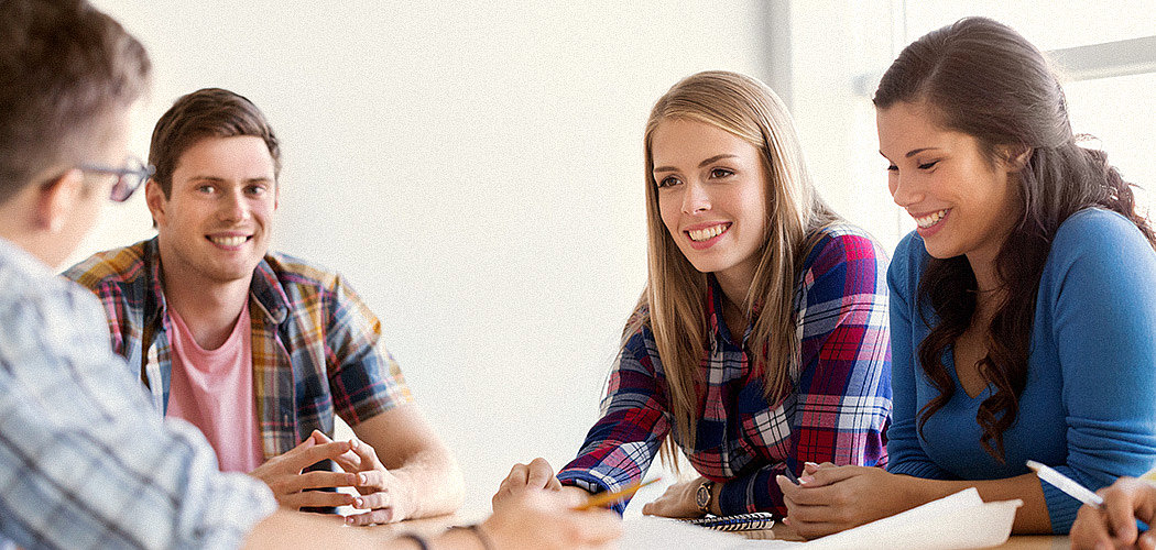 Ausbilder und Azubi im Gespräch