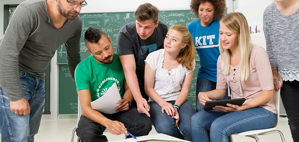 Studenten mit KIT-Rücksäcken